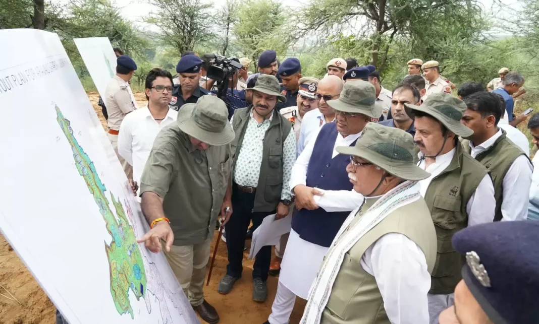 गुरुग्राम में जंगल सफारी परियोजना का निरीक्षण करते केंद्रीय मंत्री मनोहर लाल और भूपेंद्र यादव