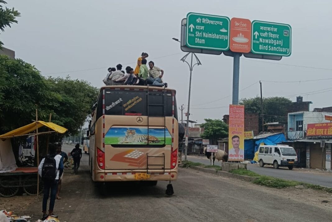 हरदोई में रक्षाबंधन पर डबल डेकर बस की छत पर बैठे यात्री