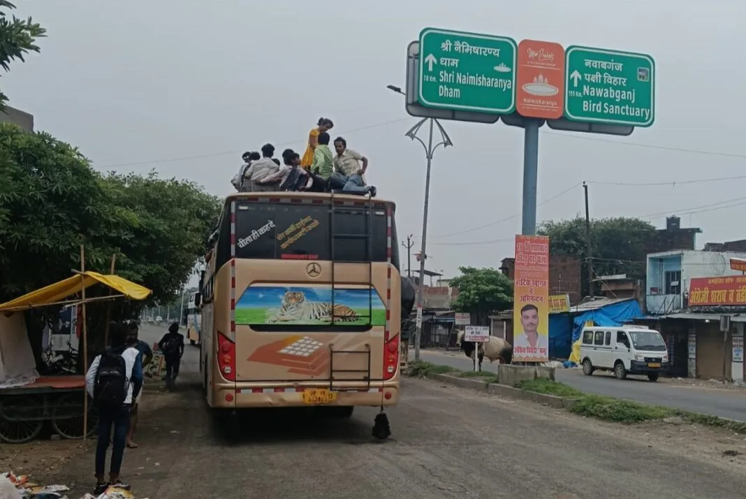 हरदोई में रक्षाबंधन पर डबल डेकर बस की छत पर बैठे यात्री
