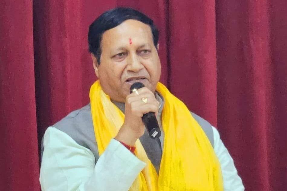 बरसाती नाले और रेल पटरी से होकर स्कूल जाने को मजबूर बच्चे - कछौना, हरदोई