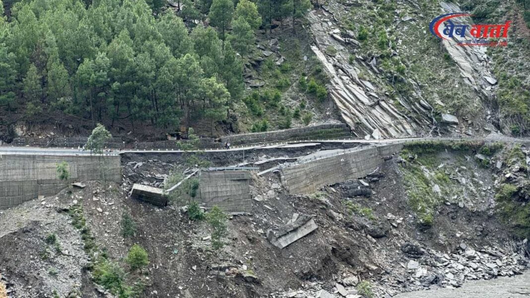 Himachal Cloudburst हिमाचल प्रदेश के मंडी में बादल फटने से क्षतिग्रस्त दुकानें और मलबा