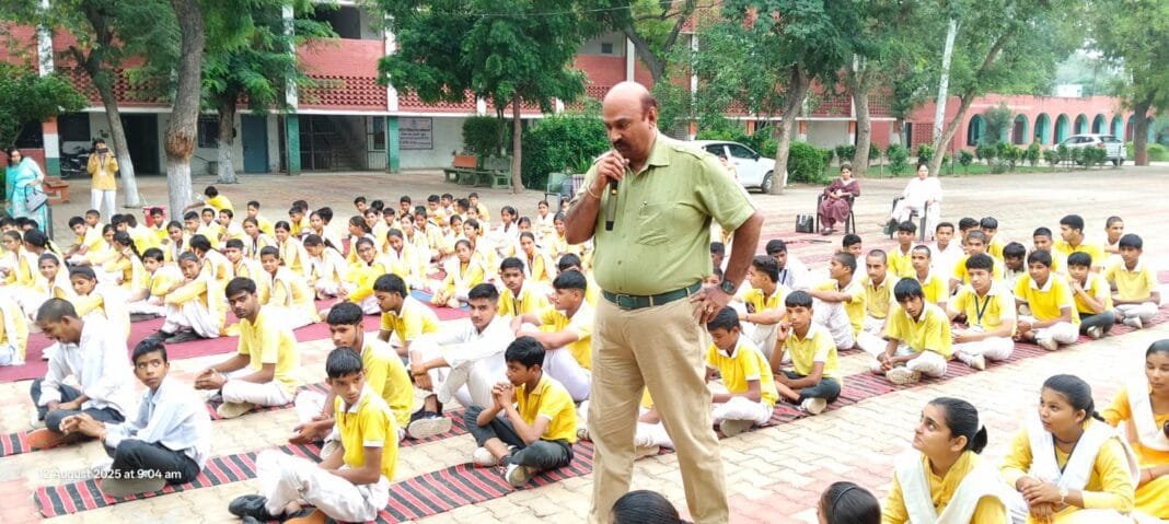 जींद में किशोरावस्था और मानसिक स्वास्थ्य पर सेमिनार में बोलते मुख्य अतिथि