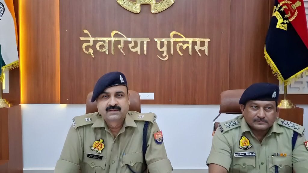 देवरिया पुलिस अधीक्षक विक्रांत वीर एक प्रेस कॉन्फ्रेंस को संबोधित करते हुए।