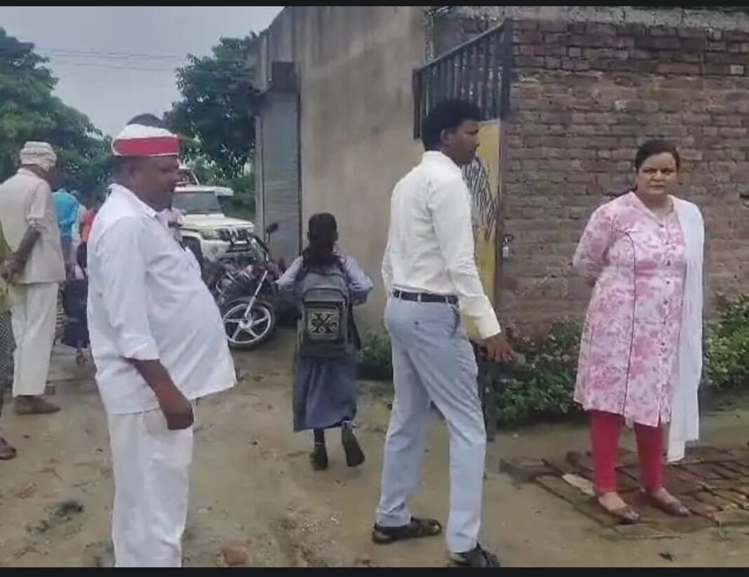 कुशीनगर में बिना मान्यता विद्यालय को प्रशासन ने सील किया