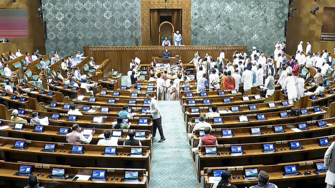 लोकसभा में हिरोशिमा पीड़ितों को श्रद्धांजलि देते सांसद