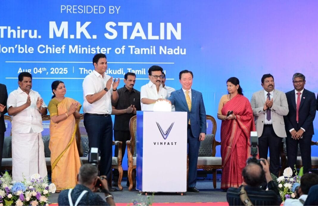 एमके स्टालिन थूथुकुडी में विनफास्ट इलेक्ट्रिक कार फैक्ट्री उद्घाटन करते हुए