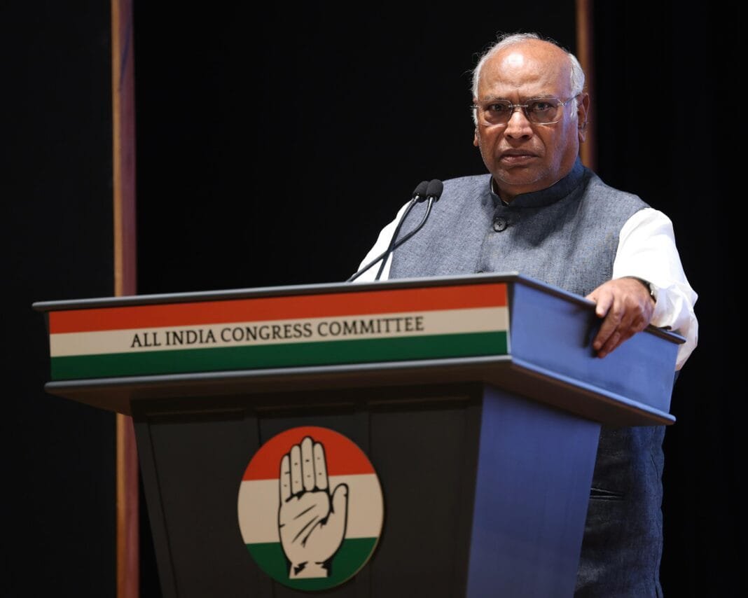 मल्लिकार्जुन खरगे प्रेस वार्ता में ट्रंप के आरोपों पर प्रतिक्रिया देते हुए (File Photo)