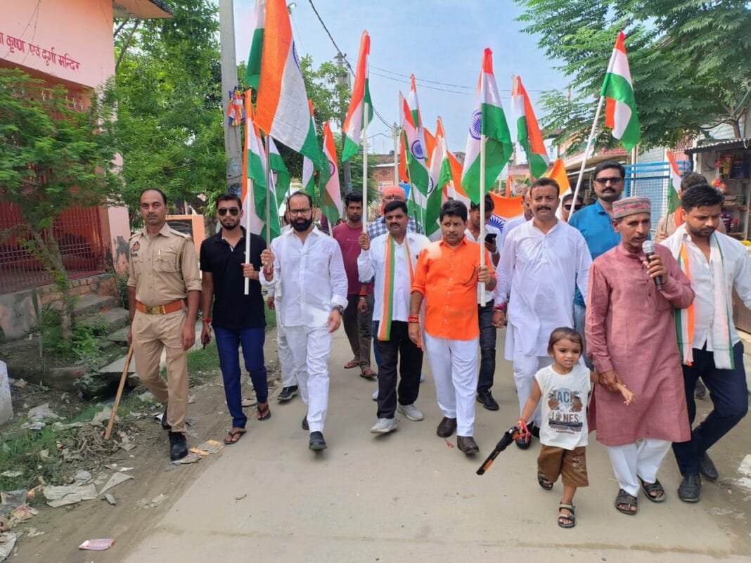 कुशीनगर में मनीष जायसवाल हर घर तिरंगा यात्रा में तिरंगा झंडा लेकर देशभक्ति का उत्साह दर्शाते हुए