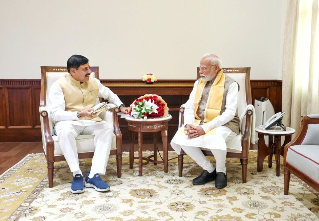 मुख्यमंत्री मोहन यादव पीएम मोदी से भेंट करते हुए