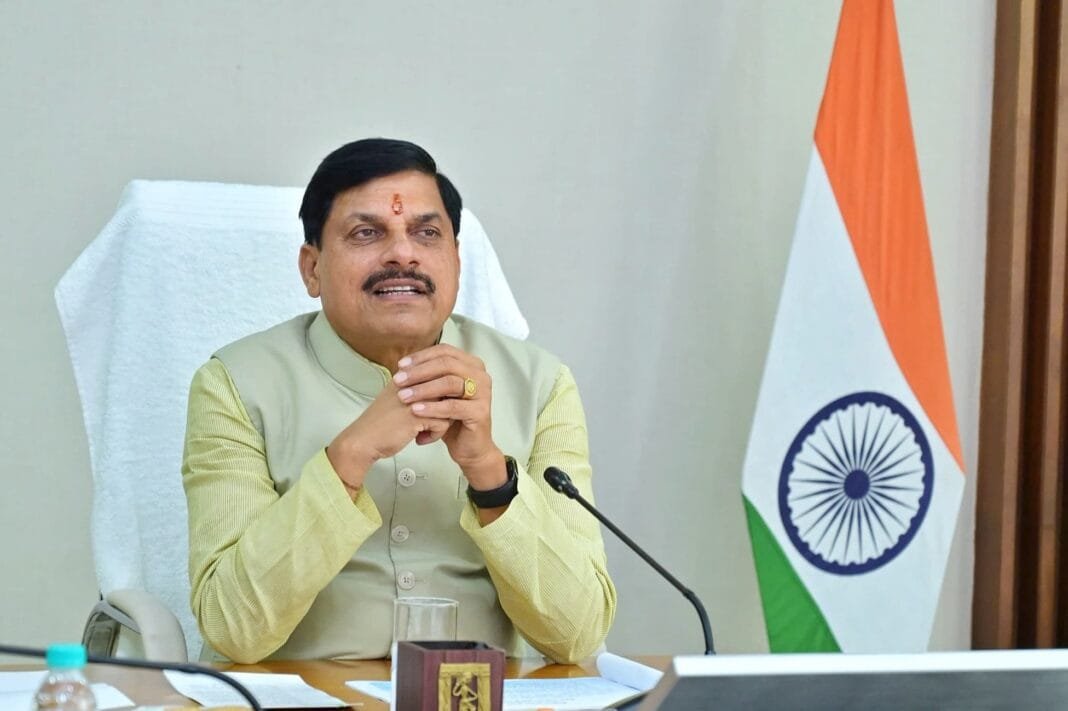 मध्यप्रदेश के मुख्यमंत्री डॉ. मोहन यादव बाढ़ राहत कार्य का निरीक्षण करते हुए, प्रशासनिक टीम और ग्रामीणों के साथ