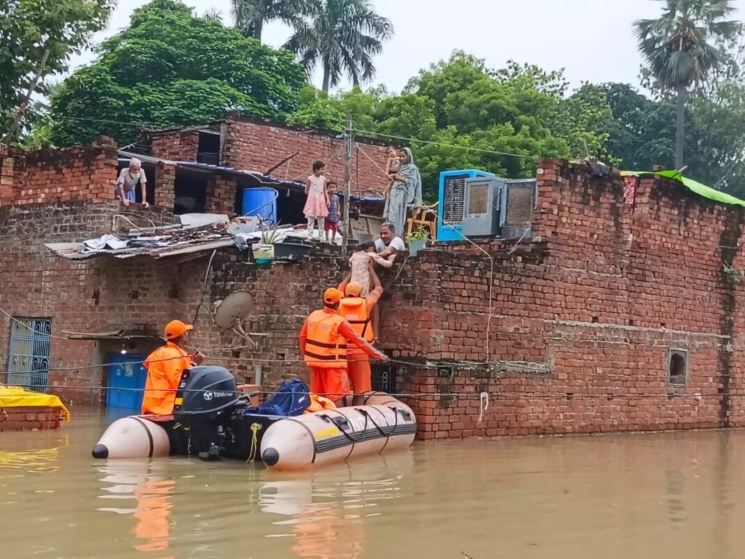 बलिया बाढ़ में फंसे लोगों को एनडीआरएफ द्वारा सुरक्षित निकाला गया