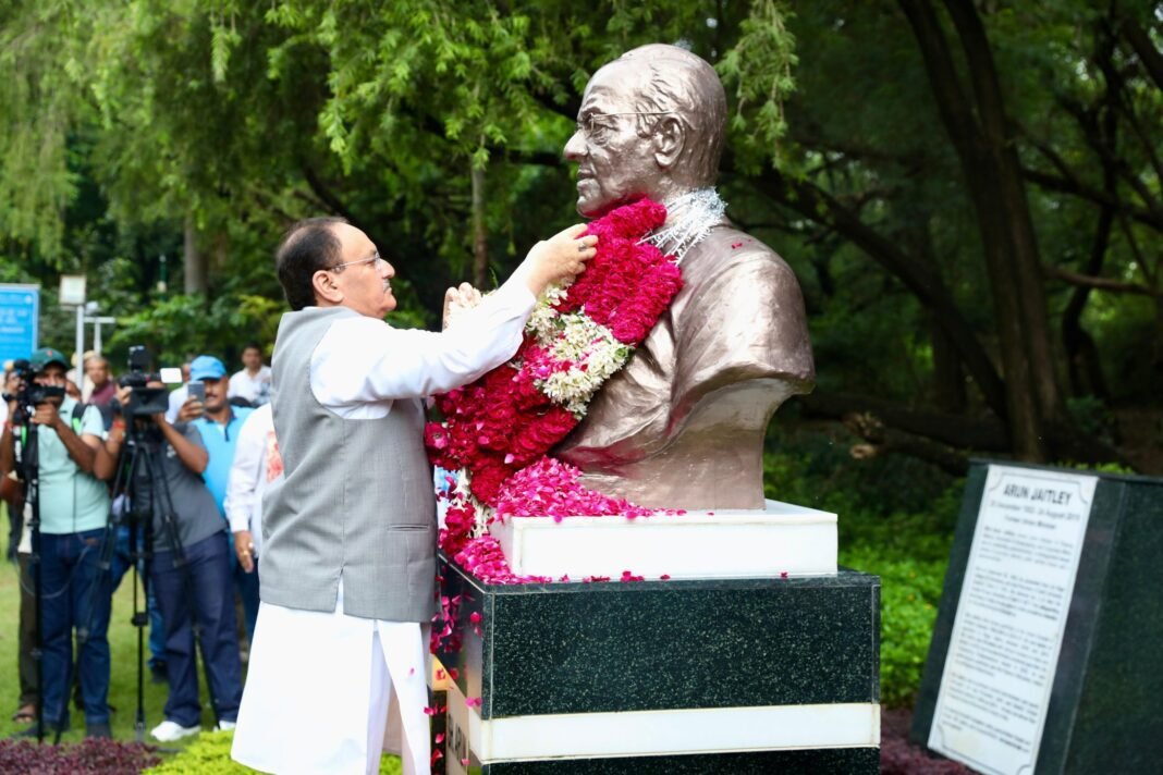 अरुण जेटली की प्रतिमा पर श्रद्धांजलि देते भाजपा नेता