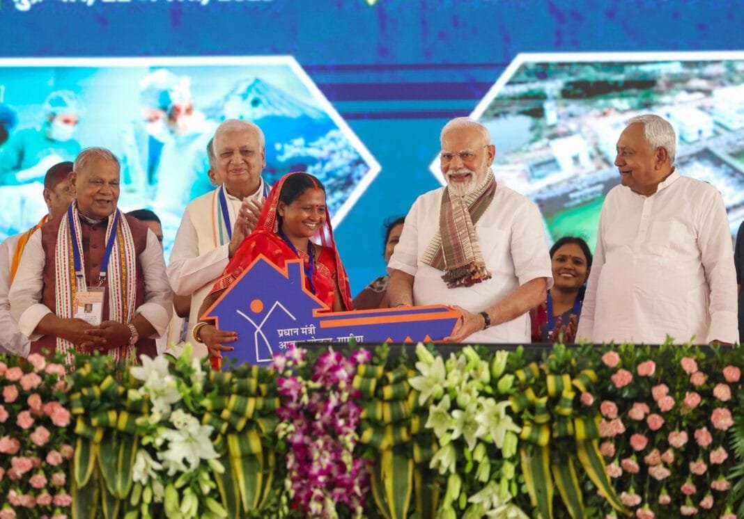 National-08 प्रधानमंत्री नरेंद्र मोदी गयाजी में विकास परियोजनाओं का उद्घाटन करते हुए