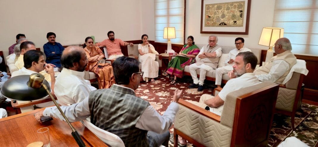 “राहुल गांधी और विपक्षी दलों के नेता संसद भवन परिसर में बैठक करते हुए”