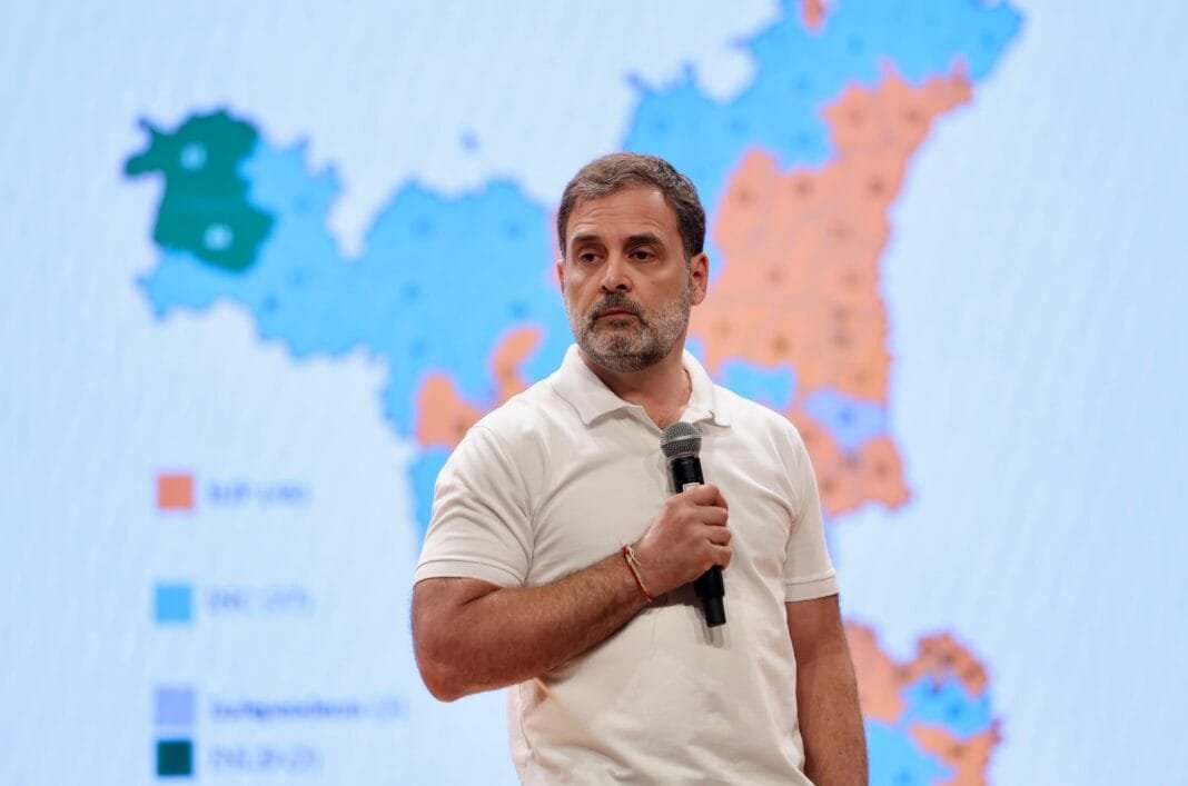 राहुल गांधी प्रेस कॉन्फ्रेंस में चुनाव आयोग पर आरोप लगाते हुए