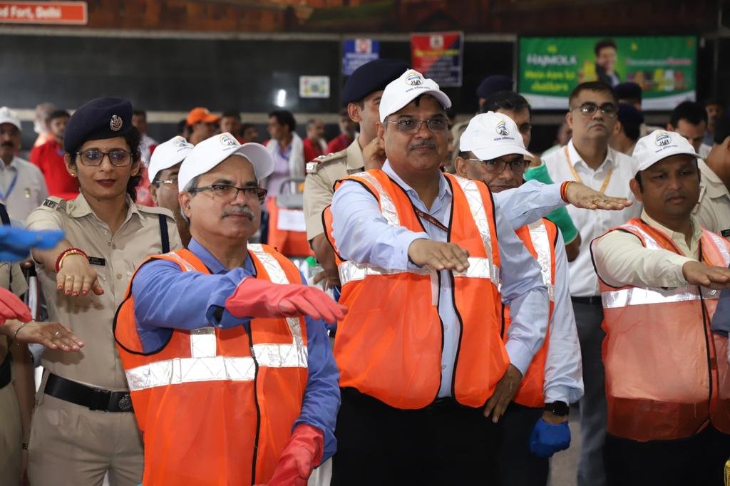 नई दिल्ली रेलवे स्टेशन पर स्वच्छता अभियान का शुभारंभ करते सतीश कुमार