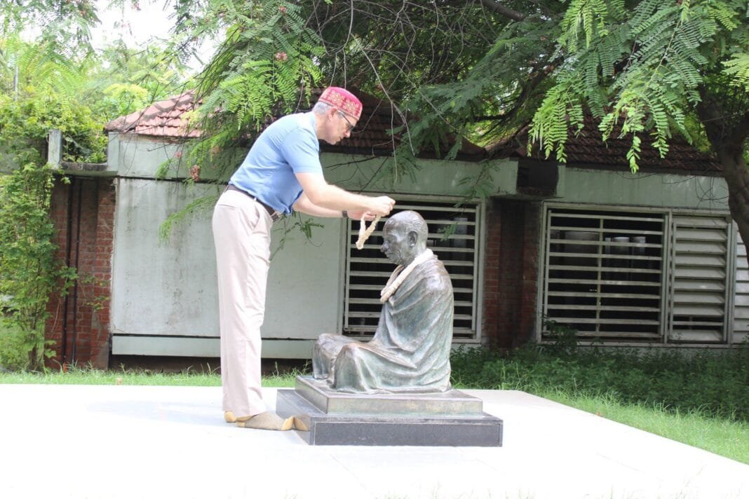 उमर अब्दुल्ला साबरमती आश्रम में महात्मा गांधी को श्रद्धांजलि देते हुए