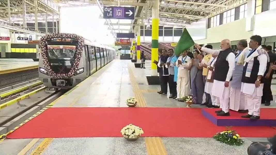PM Flag off Bengaluru Metro प्रधानमंत्री मोदी बेंगलुरु मेट्रो की येलो लाइन का उद्घाटन करते हुए