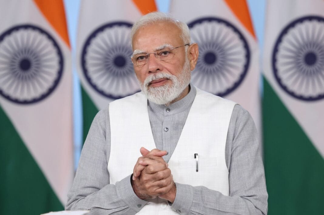 पीएम मोदी गुजरात में विकास परियोजनाओं का उद्घाटन करते हुए