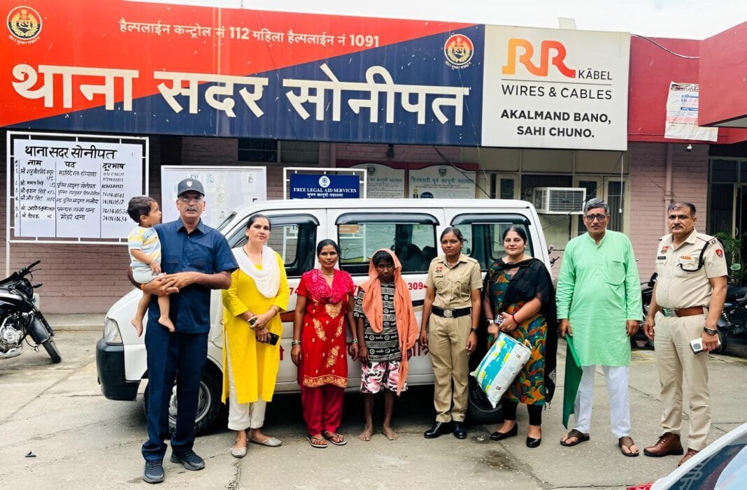 सोनीपत में समाजसेवी और पुलिस टीम ने आठ बेसहारा लोगों को मेडिकल जांच के बाद सुरक्षित आश्रम पहुंचाया।