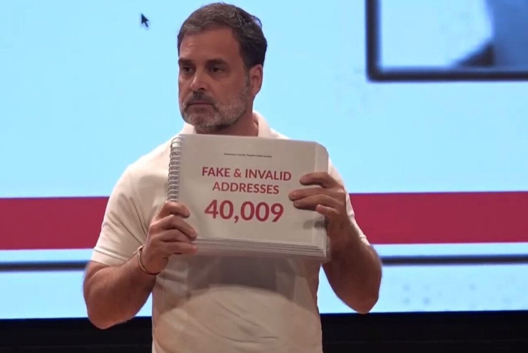 वोट चोरी का आरोप लगाते राहुल गांधी