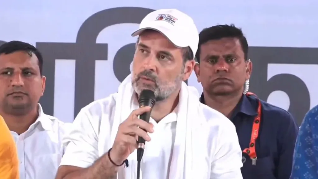 राहुल गांधी बिहार वोटर अधिकार यात्रा में संबोधन करते हुए