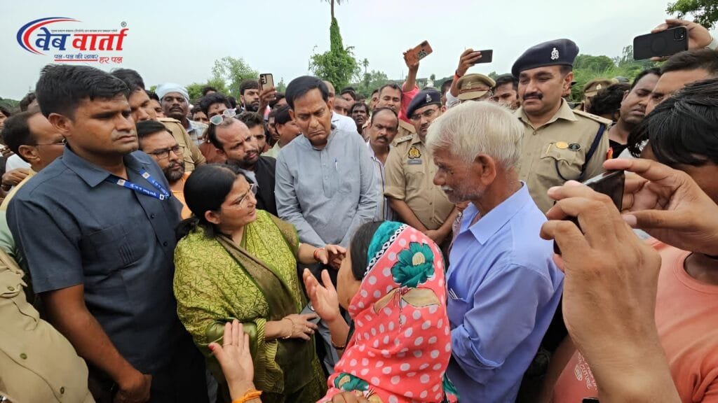 हरदोई में मृतक भाजपा बूथ अध्यक्ष शैलेंद्र के परिजनों से मिलकर ढांढस बंधातीं उत्तर प्रदेश सरकार की उच्च शिक्षा राज्यमंत्री रजनी तिवारी