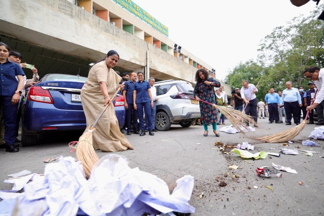 आईएसबीटी में सफाई अभियान की शुरुआत करते हुए मुख्यमंत्री रेखा गुप्ता