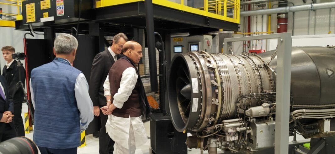 रक्षा मंत्री राजनाथ सिंह और फ्रांसीसी कंपनी (SAFRAN) सैफरॉन के साथ 120 kN जेट इंजन समझौते की घोषणा।