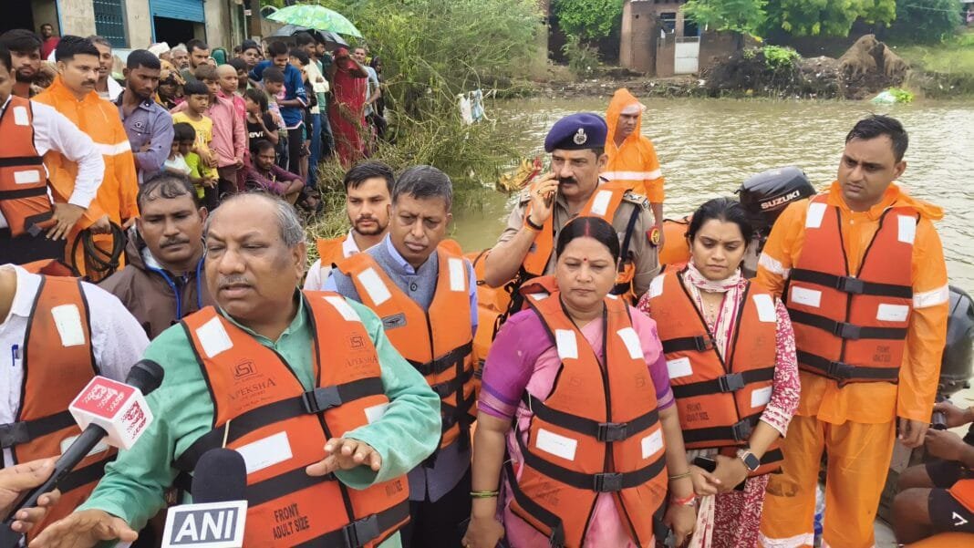 गांव में बाढ़ग्रस्त इलाके का दौरा करते हुए उत्तर प्रदेश के मत्स्य मंत्री संजय निषाद