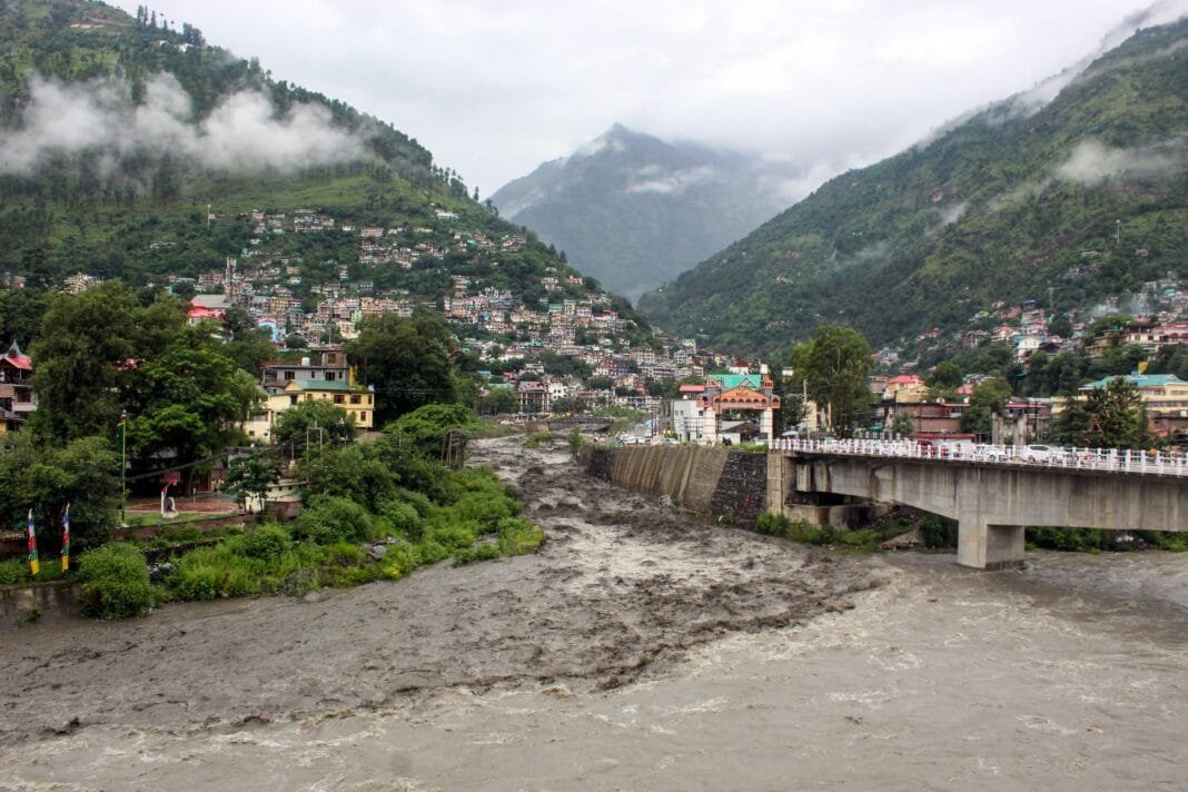 हिमाचल में भारी बारिश से सड़कों पर मलबा, बाढ़ और भूस्खलन के हालात