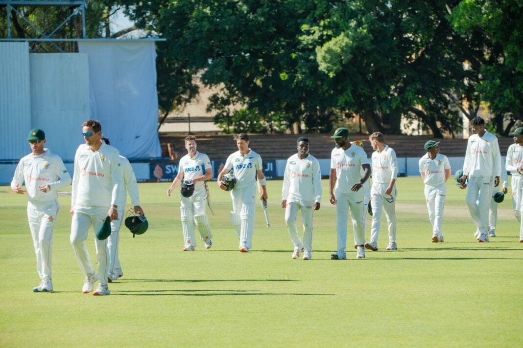 न्यूजीलैंड के गेंदबाज़ मैट हेनरी जिम्बाब्वे के खिलाफ विकेट लेने के बाद जश्न मनाते हुए