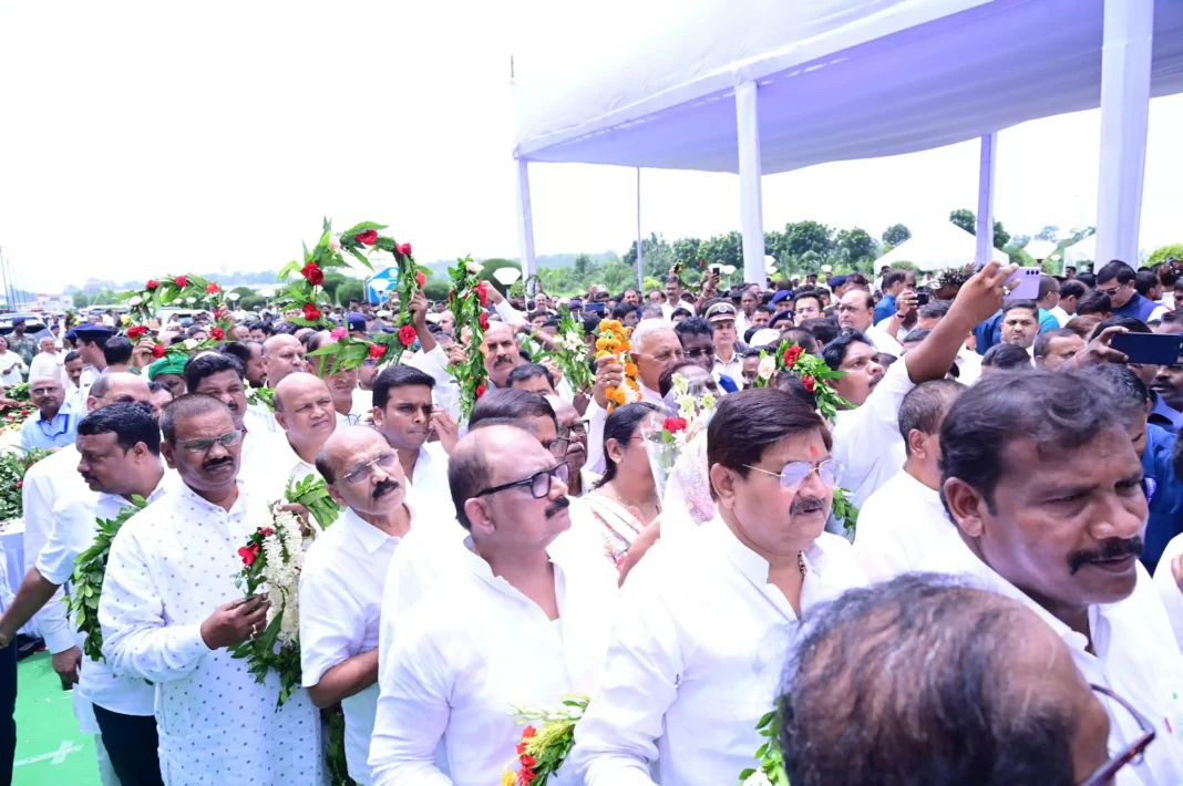 State-01 झारखंड विधानसभा में शिबू सोरेन को श्रद्धांजलि देते नेता