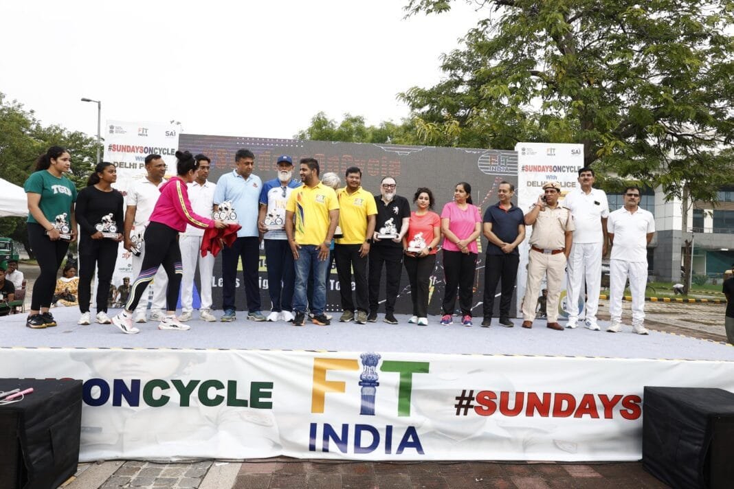 Sundays on Cycle 24-08-25 फिट इंडिया संडे ऑन साइकिल कार्यक्रम में भाग लेते लोग।