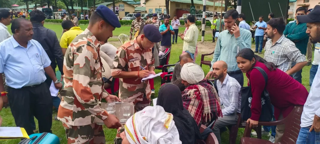 धराली आपदा: उत्तरकाशी धराली रेस्क्यू ऑपरेशन में वायुसेना का हेलीकॉप्टर और राहत कर्मी