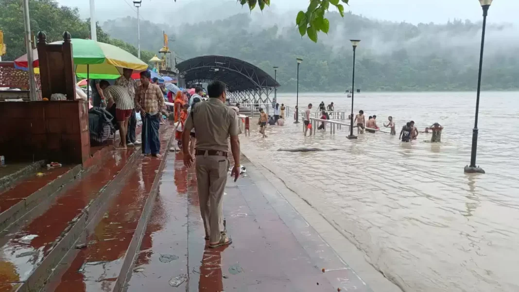 उत्तराखंड में बारिश के कारण गंगा नदी का बढ़ता जलस्तर