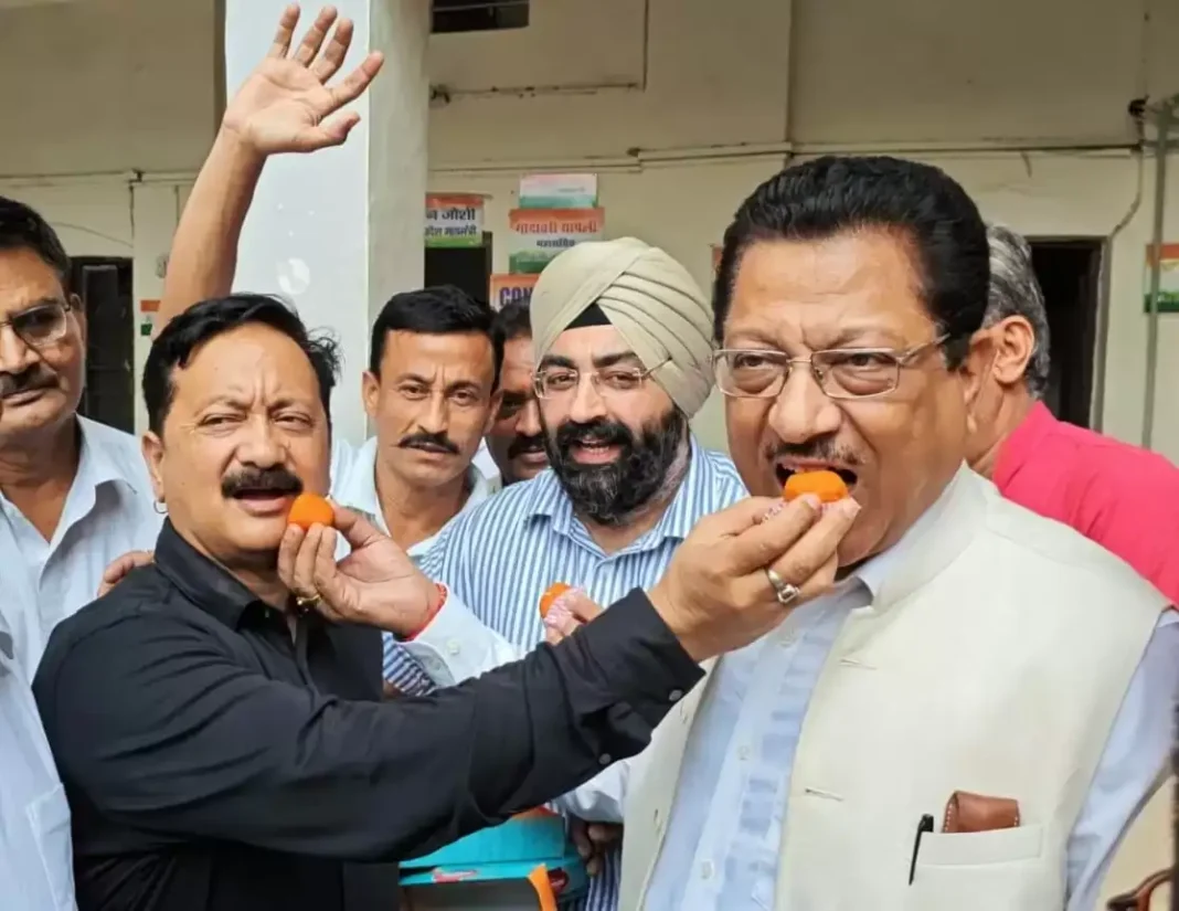 UK-05 देहरादून में पंचायत चुनाव जीत पर जश्न मनाते कांग्रेस कार्यकर्ता