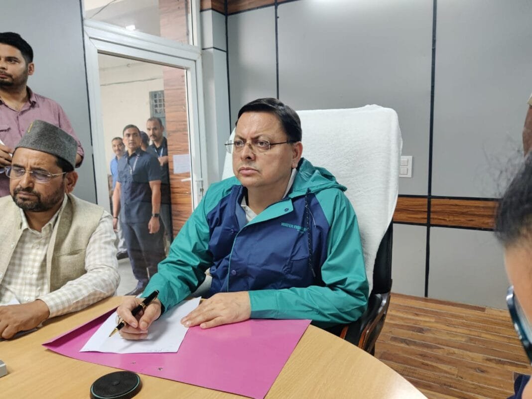 उत्तरकाशी के धराली क्षेत्र में आपदा नियंत्रण कक्ष से राहत कार्यों की समीक्षा करते मुख्यमंत्री पुष्कर सिंह धामी