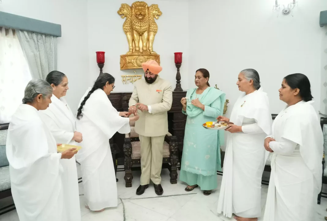 ब्रह्मकुमारी बहनें राज्यपाल को राखी बांधती हुईं, देहरादून राजभवन रक्षाबंधन कार्यक्रम