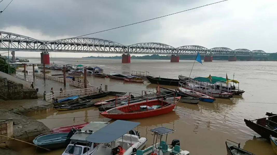 गंगा नदी की बाढ़ से प्रभावित वाराणसी के तटवर्ती इलाकों की तस्वीर