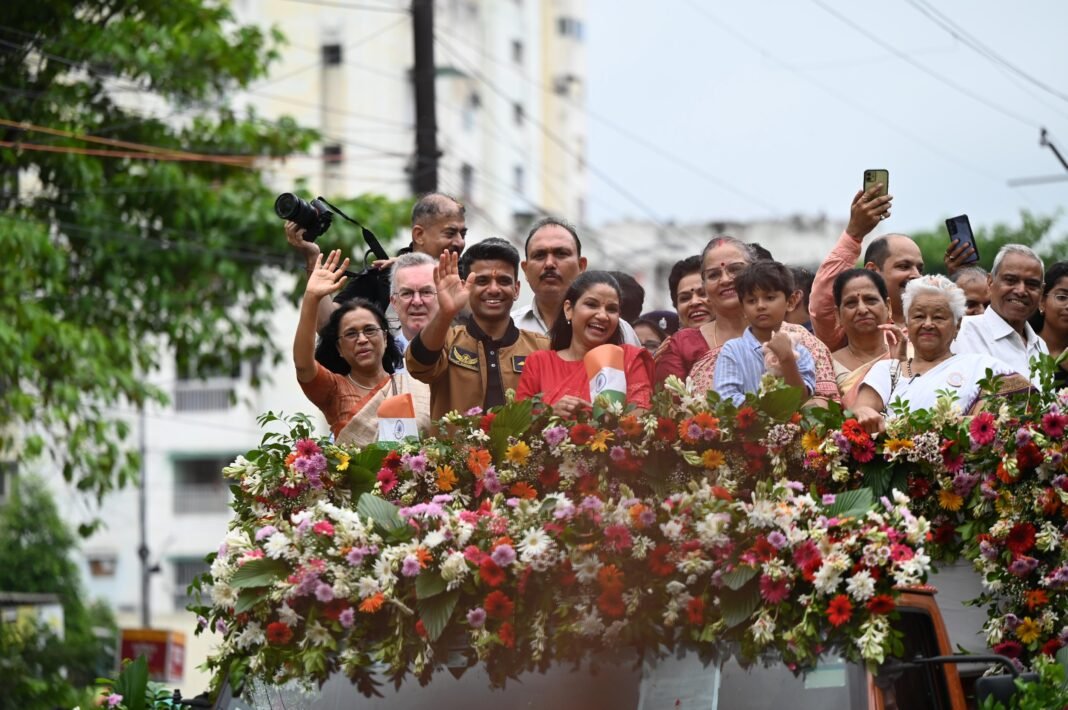 लखनऊ एयरपोर्ट पर ग्रुप कैप्टन शुभांशु शुक्ला का भव्य स्वागत