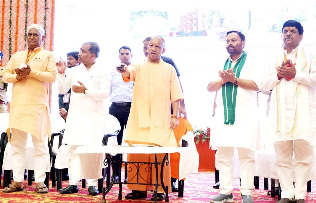 मुख्यमंत्री योगी सहारनपुर दौरे पर योजनाओं का लोकार्पण करते हुए