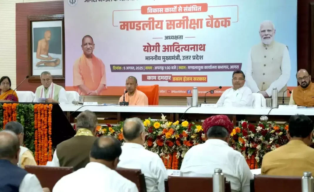 मुख्यमंत्री योगी आदित्यनाथ आगरा में अटल पुरम टाउनशिप का शुभारंभ करते हुए