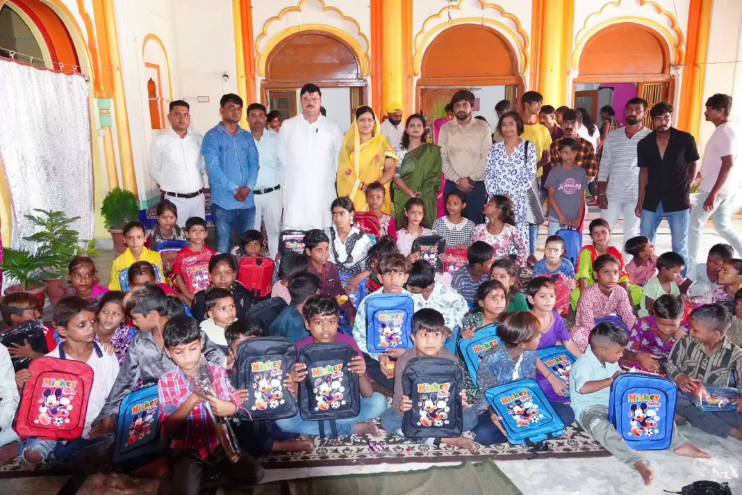 अयोध्या में उम्मीद' संस्था बच्चों द्वारा महापौर को राखी बांधते हुए भावुक पल