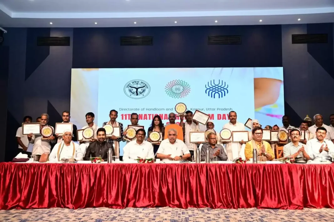 राकेश सचान द्वारा बुनकरों को सम्मानित करते हुए हथकरघा समारोह का दृश्य