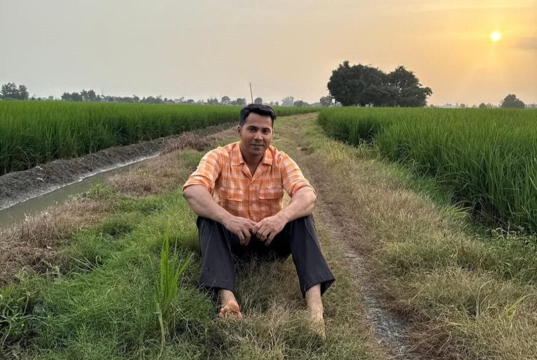 पंजाब के खेतों में देसी अंदाज में पोज देते अभिनेता वरुण धवन