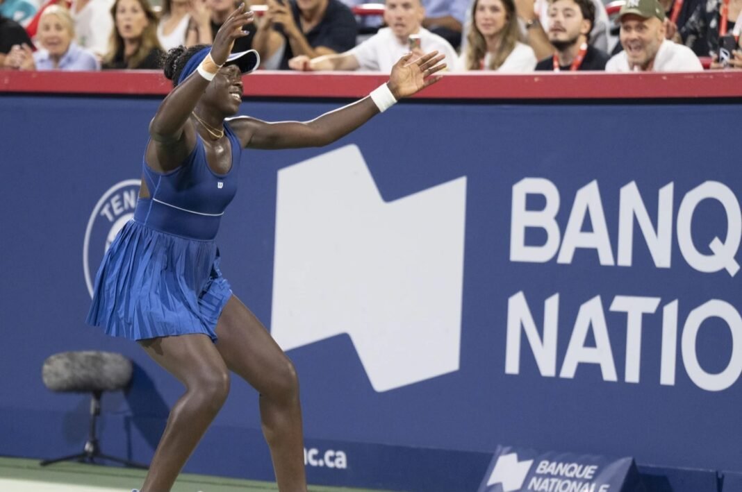 विक्टोरिया म्बोको कैनेडियन ओपन फाइनल में जीत के बाद जश्न मनाते हुए