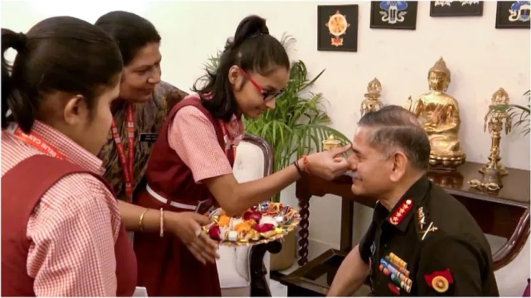 army-chief-celebrated-rakshabandhan-1 रक्षाबंधन पर बच्चियों ने सेना प्रमुख उपेंद्र द्विवेदी को राखी बांधी