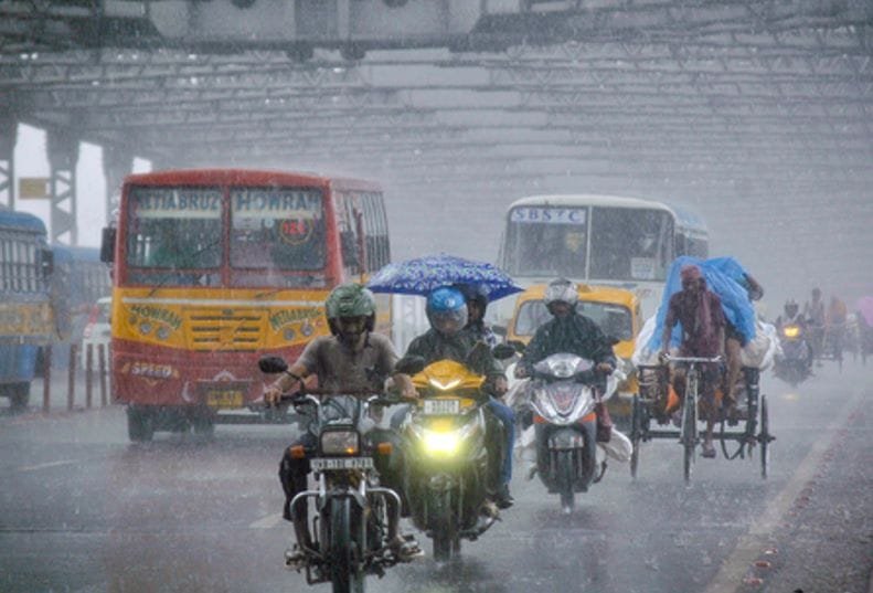 उत्तर बंगाल में भारी बारिश का दृश्य, पश्चिम बंगाल मौसम अपडेट