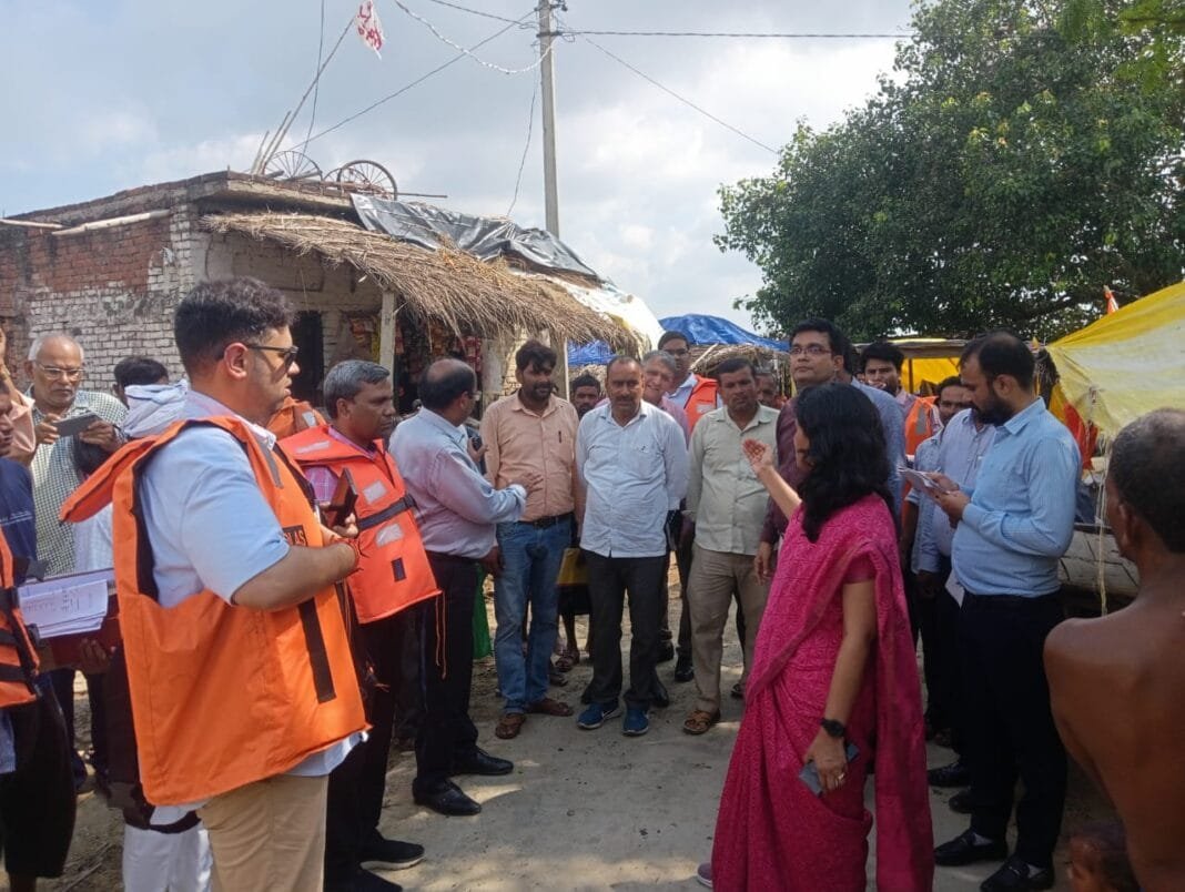 मंडलायुक्त रोशन जैकब बिलग्राम के बाढ़ प्रभावित गांवों में प्रभावित परिवारों से संवाद करते हुए